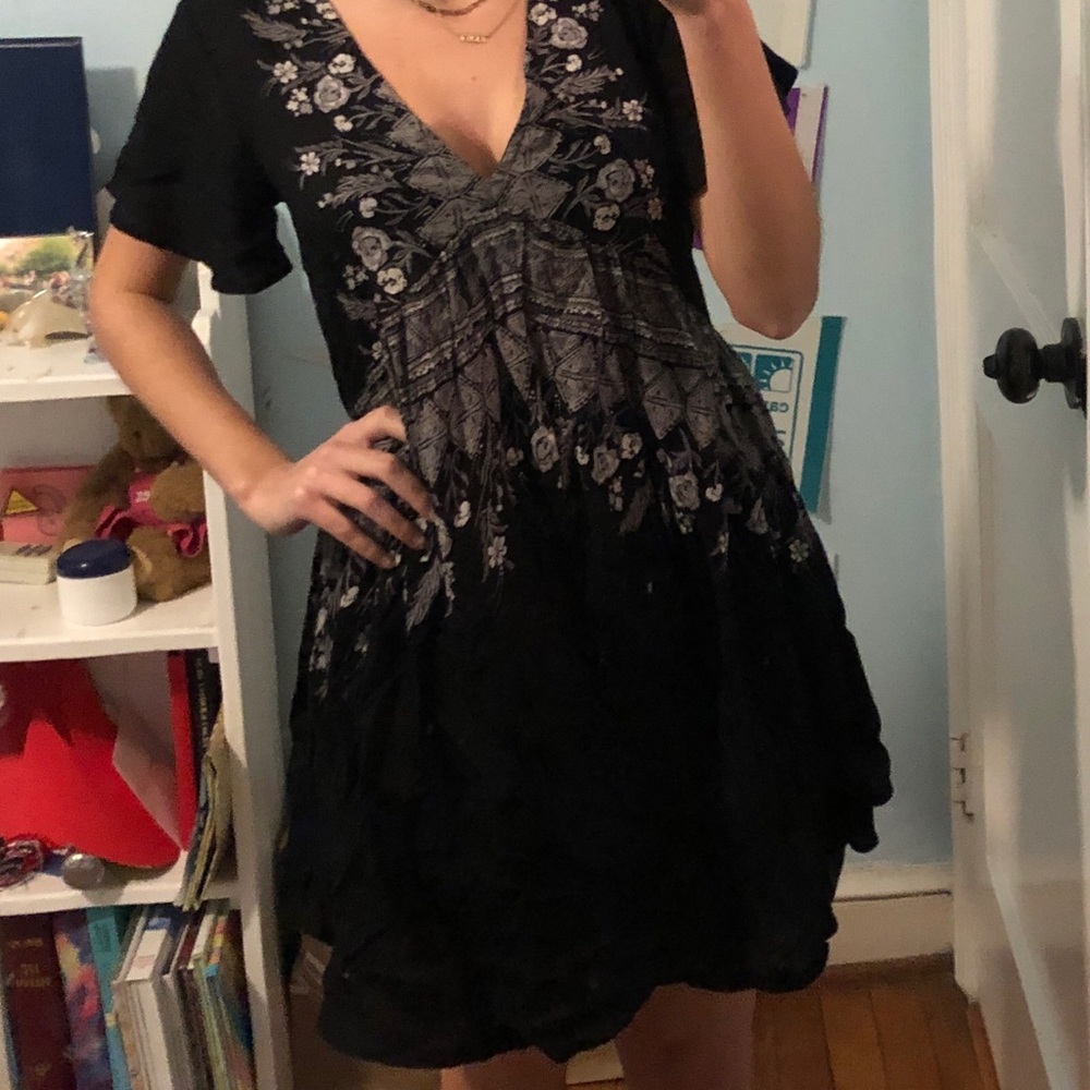 Flowey black and white detailed dress
